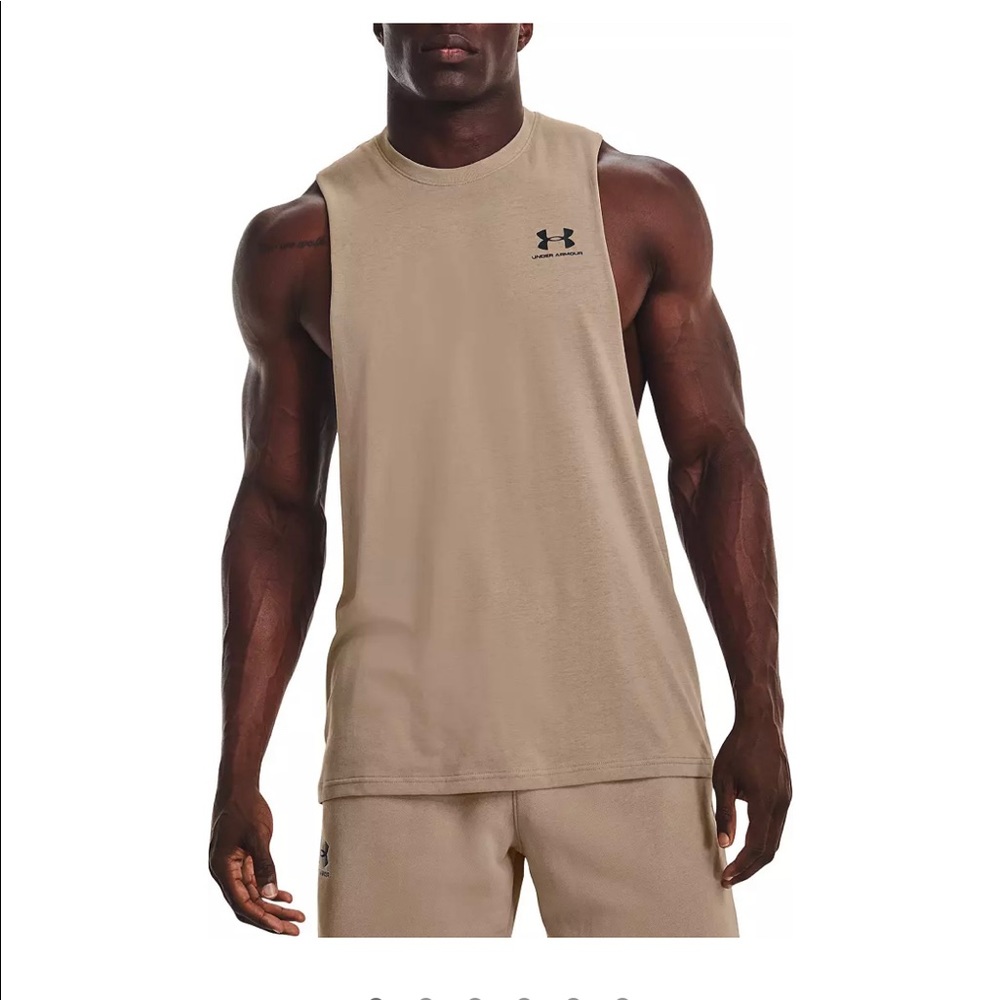 Under Armour Men’s Left Chest Cut Off Tank Top - M